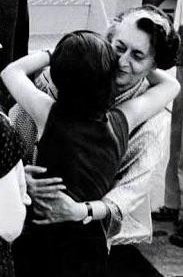 priyankagandhi's tweet image. निडर होना आपसे सीखा, देशभक्ति आपसे जानी, सेवा भाव आपसे समझा, एक महिला की शक्ति क्या होती है, आपसे अनुभव किया.. आपकी शहादत के दशकों बाद भी आज के दिन का हर पल अच्छी तरह याद है। आप करोड़ों दिलों में हमेशा जीवित रहेंगी और मेरा दिल उनमें से एक है।