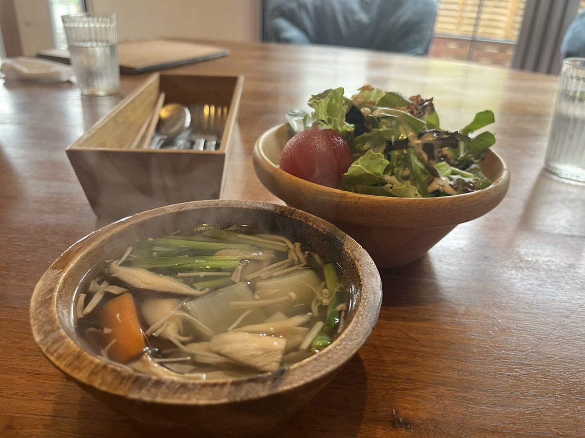 DxsC87m00OBfxmb's tweet photo. お昼です☁️

鎌倉野菜満載のサラダとスープ

鴨のメンチ、柔らかいハンバーグみたいで外側はカリカリ

ボロネーゼも何とも美味しい♡

良いお時間を⋆｡˚☆✩˚｡⋆

 #INAGO   #稲村ヶ崎 https://t.co/K8FBUDntSo