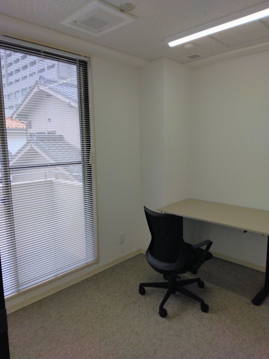 MinakoKaburagi's tweet image. 他には個室もあり、こちらも居心地良さそうでした。私は校正作業に煮詰まったら、一時利用席に駆け込む可能性大な気がします（笑）今日は清水が丘にあるLanternさんのお菓子も並べられていて、お祝いムードに溢れた華やかな雰囲気に満ちていました✨☕🍰✨
#ファンク
#func
#シェアオフィス
#府中市