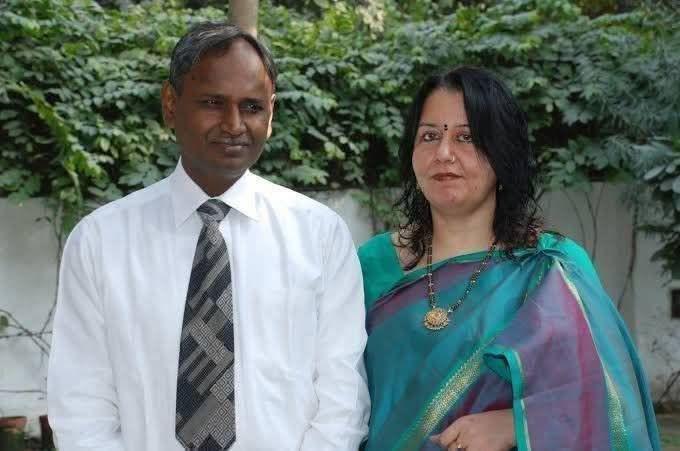 उदित राज और सीमा राज दोनों IRS रह चुके हैं।

दोनों की पेंशन करीब 3 लाख से ज्यादा आती है
उदित राज पूर्व सांसद है तो 31000 पेंशन अलग से आती है खुद ने 20 साल और पत्नी में 35 साल नौकरी की  फिर भी शोषण का रोना रो रहे है।

क्या घर खरीदने की हैसियत नहीं इनकी?