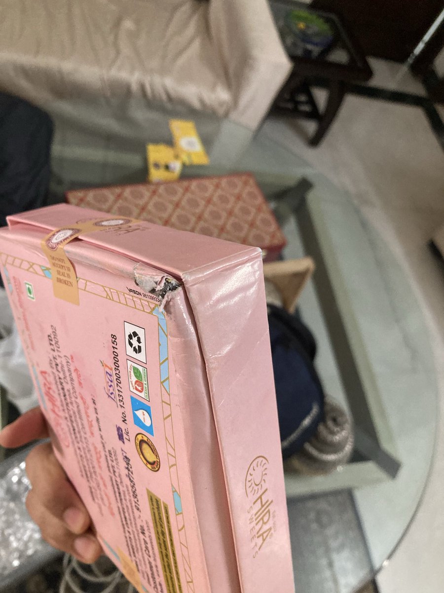 nam_sake's tweet photo. @zomato @zomatocare worst customer support. Unhelpful support. Received a broken box and the support unable to acknowledge and resolve it. https://t.co/9ATORTV1qm
