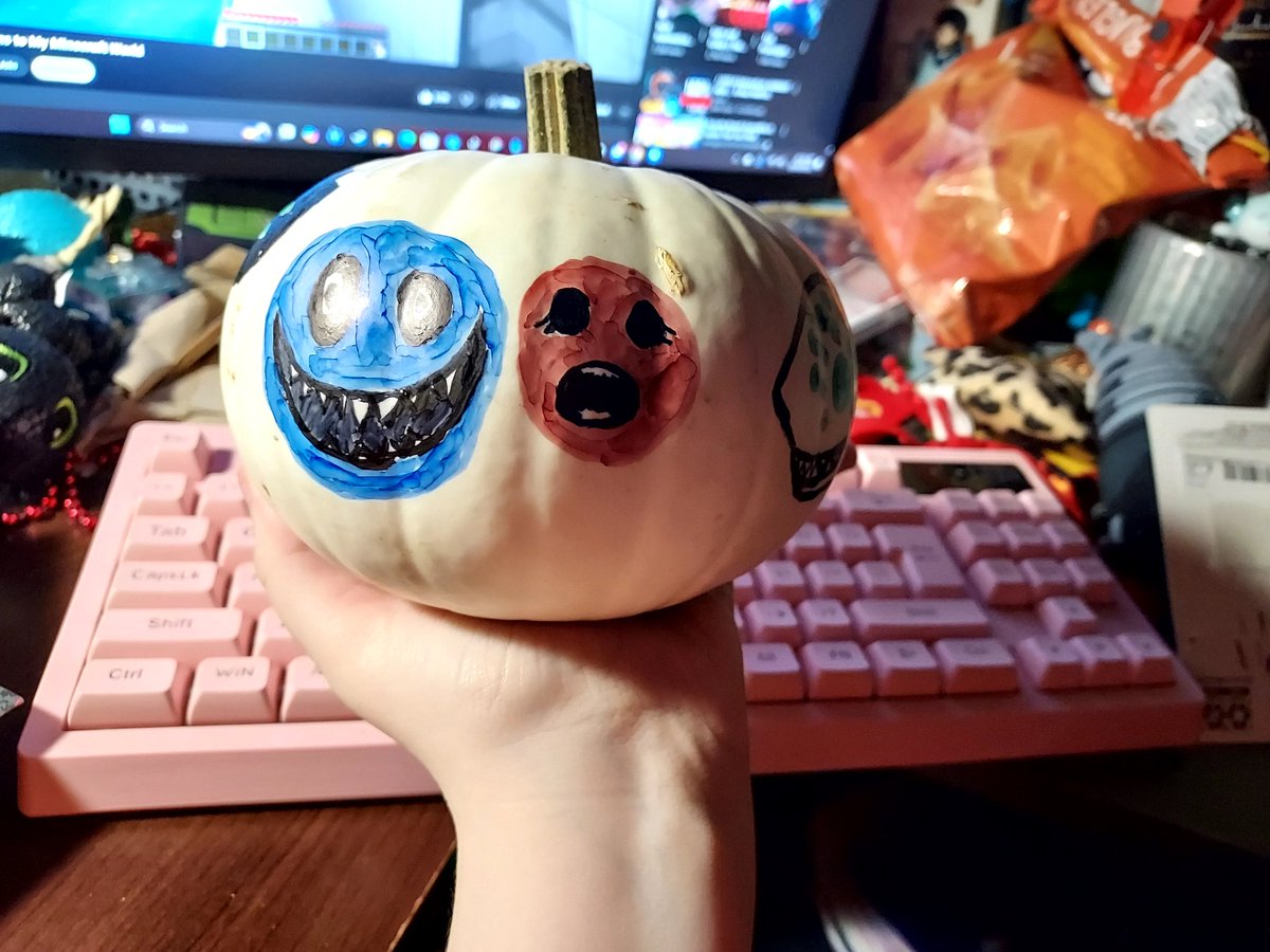 g_toriel's tweet image. I got a white pumpkin and decided to draw pressure characters which I did my best on it tho! (I have more around it and don't mind the background qwq)
#pressurefanart #pressureroblox #pressurepainter