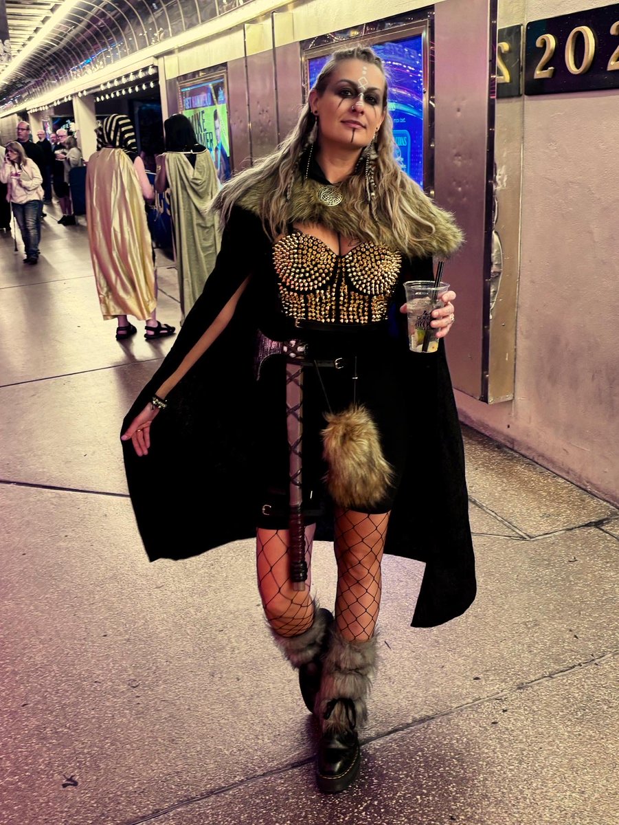 dudeitsice's tweet image. #ICEstumes over the years..🤘🏼😎

#Halloween is my favorite, dude. Stay safe and have FUN tomorrow, #ICEcubes, and I’ll catch you hostin’ #Fremont’s #CostumesUnderTheCanopy contest.. can’t wait to see what you create, #Vegas! $5,000 going to 1st place! 👻🤑🎃🧊 #halloweencontest