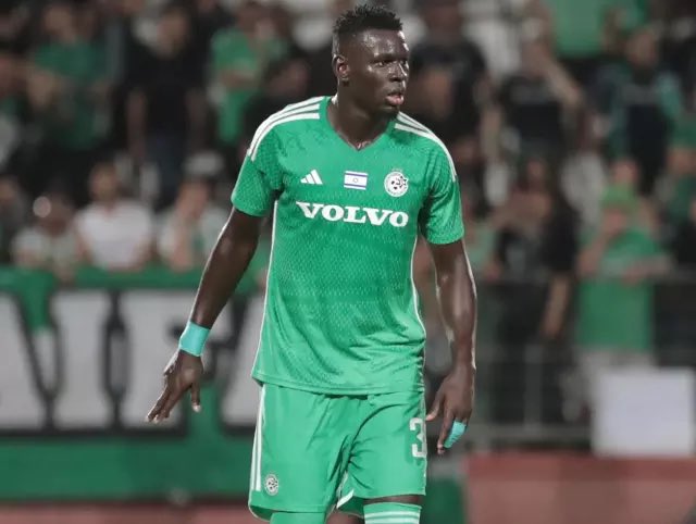 יש בי אהבה גדולה שלא נגמרת
אף טיפה אחת ממנה בשבילך לא נשארה
אני יודעת שאין עוד טעם
זה נגמר ואין עוד דרך חזרה

איך חלפה לה התמימות אבדה לנצח
לא אתן לאף אדם שוב לשחק ברגשותי
לא ממהרת ולא נשברת
צא לדרך אל תחזור יותר אלי