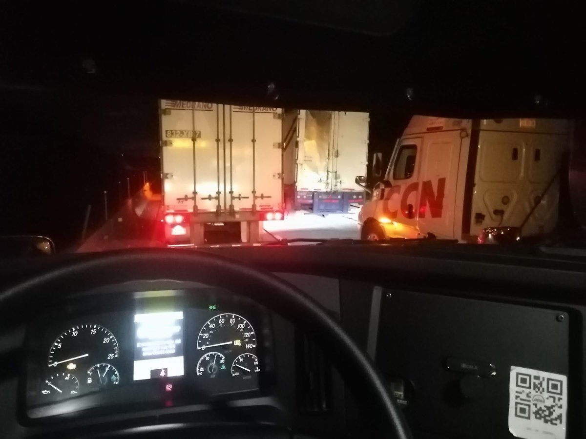 Me reporta José de Jesús Morales León que hay decenas de autos varados en el Arco Norte (km 178) por lo bloqueos. 

La temperatura sigue bajando. Muchos no ha comido ni bebido en horas. 

Hay niños y ancianos y nadie hace nada.  Más en lopezdoriga.com