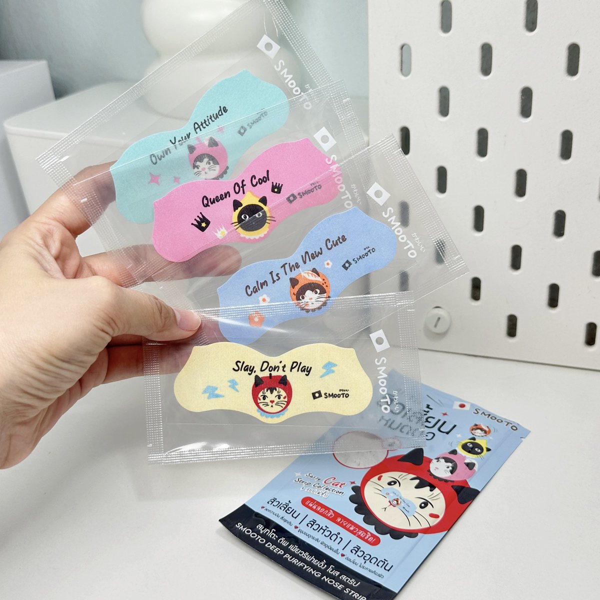 aispdiary's tweet image. อื้อหื้ออ สะใจมากแม่ Smooto แผ่นลอกสิวเสี้ยนที่เป็นลายน้องแมวน่ารักมากก สิวเสี้ยน สิวหัวดำ คือออกหมด ไม่คิดว่าจะเยอะขนาดนี้ ตอนลูบๆ ก็ไม่รู้สึก ใช้แผ่นลอกเท่านั่นแหละ หลุดมาเป็นตอ! เค้ามีสารสกัดจากสตอเบอร์รี่สีขาว ตอลลาเจน ไฮยา หลังใช้แล้วผิวไม่แสบ ไม่แดง ใช้อาทิตย์ละ 1 ครั้ง