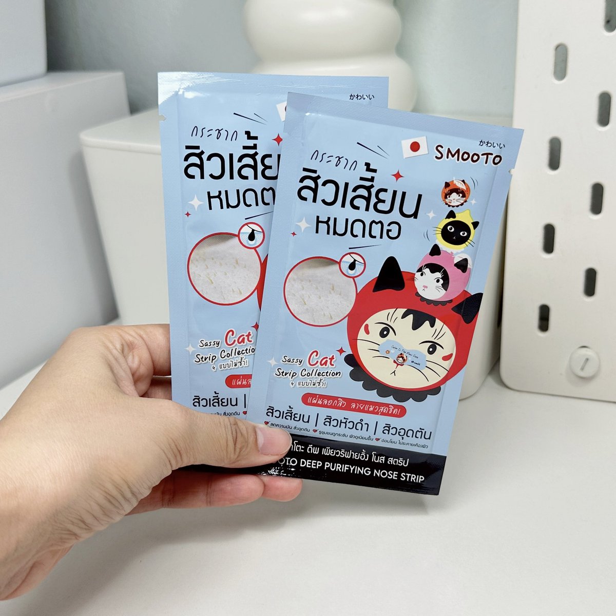 aispdiary's tweet image. อื้อหื้ออ สะใจมากแม่ Smooto แผ่นลอกสิวเสี้ยนที่เป็นลายน้องแมวน่ารักมากก สิวเสี้ยน สิวหัวดำ คือออกหมด ไม่คิดว่าจะเยอะขนาดนี้ ตอนลูบๆ ก็ไม่รู้สึก ใช้แผ่นลอกเท่านั่นแหละ หลุดมาเป็นตอ! เค้ามีสารสกัดจากสตอเบอร์รี่สีขาว ตอลลาเจน ไฮยา หลังใช้แล้วผิวไม่แสบ ไม่แดง ใช้อาทิตย์ละ 1 ครั้ง