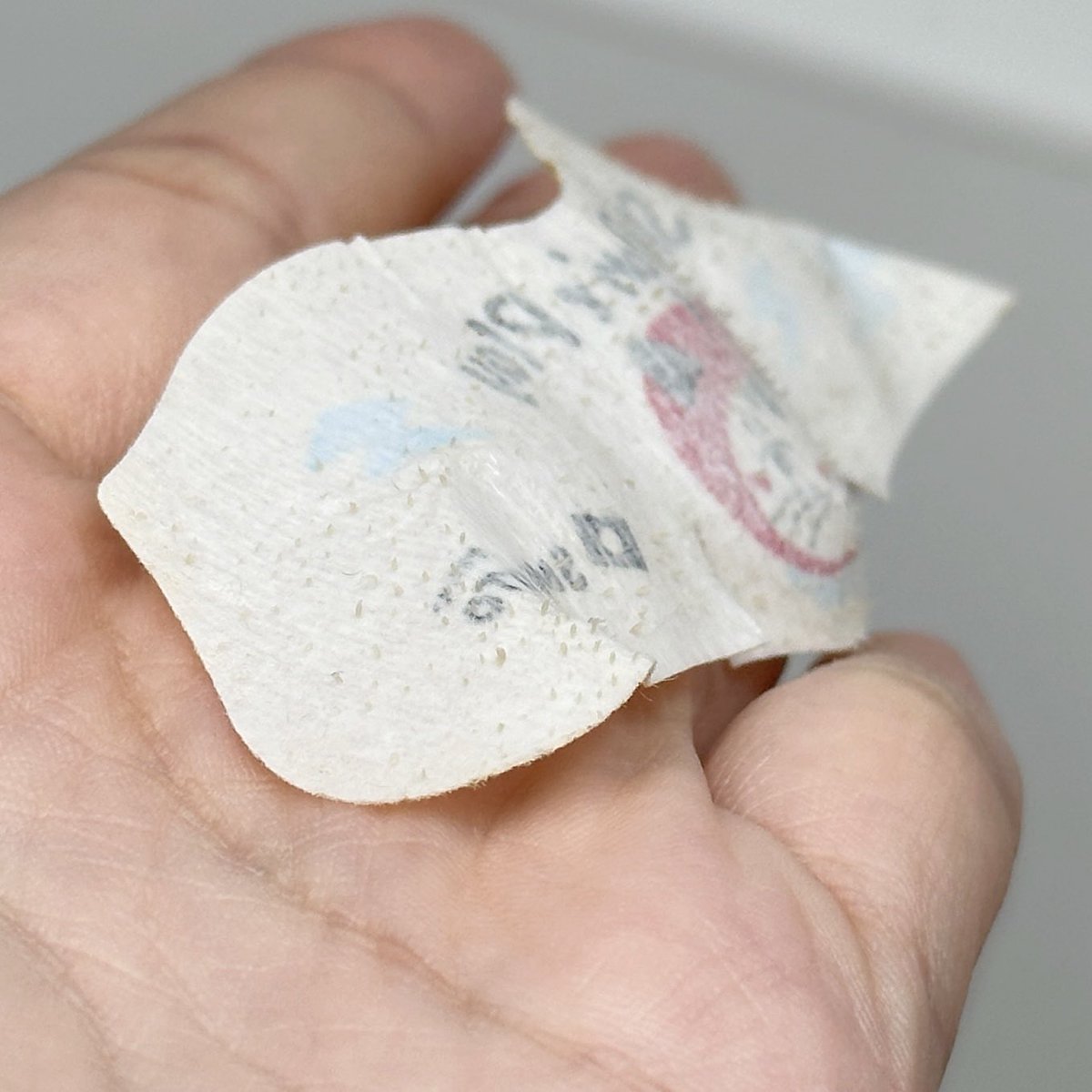 aispdiary's tweet image. อื้อหื้ออ สะใจมากแม่ Smooto แผ่นลอกสิวเสี้ยนที่เป็นลายน้องแมวน่ารักมากก สิวเสี้ยน สิวหัวดำ คือออกหมด ไม่คิดว่าจะเยอะขนาดนี้ ตอนลูบๆ ก็ไม่รู้สึก ใช้แผ่นลอกเท่านั่นแหละ หลุดมาเป็นตอ! เค้ามีสารสกัดจากสตอเบอร์รี่สีขาว ตอลลาเจน ไฮยา หลังใช้แล้วผิวไม่แสบ ไม่แดง ใช้อาทิตย์ละ 1 ครั้ง