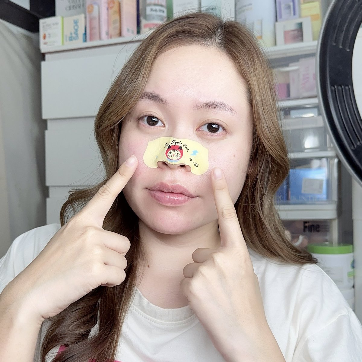 aispdiary's tweet image. อื้อหื้ออ สะใจมากแม่ Smooto แผ่นลอกสิวเสี้ยนที่เป็นลายน้องแมวน่ารักมากก สิวเสี้ยน สิวหัวดำ คือออกหมด ไม่คิดว่าจะเยอะขนาดนี้ ตอนลูบๆ ก็ไม่รู้สึก ใช้แผ่นลอกเท่านั่นแหละ หลุดมาเป็นตอ! เค้ามีสารสกัดจากสตอเบอร์รี่สีขาว ตอลลาเจน ไฮยา หลังใช้แล้วผิวไม่แสบ ไม่แดง ใช้อาทิตย์ละ 1 ครั้ง