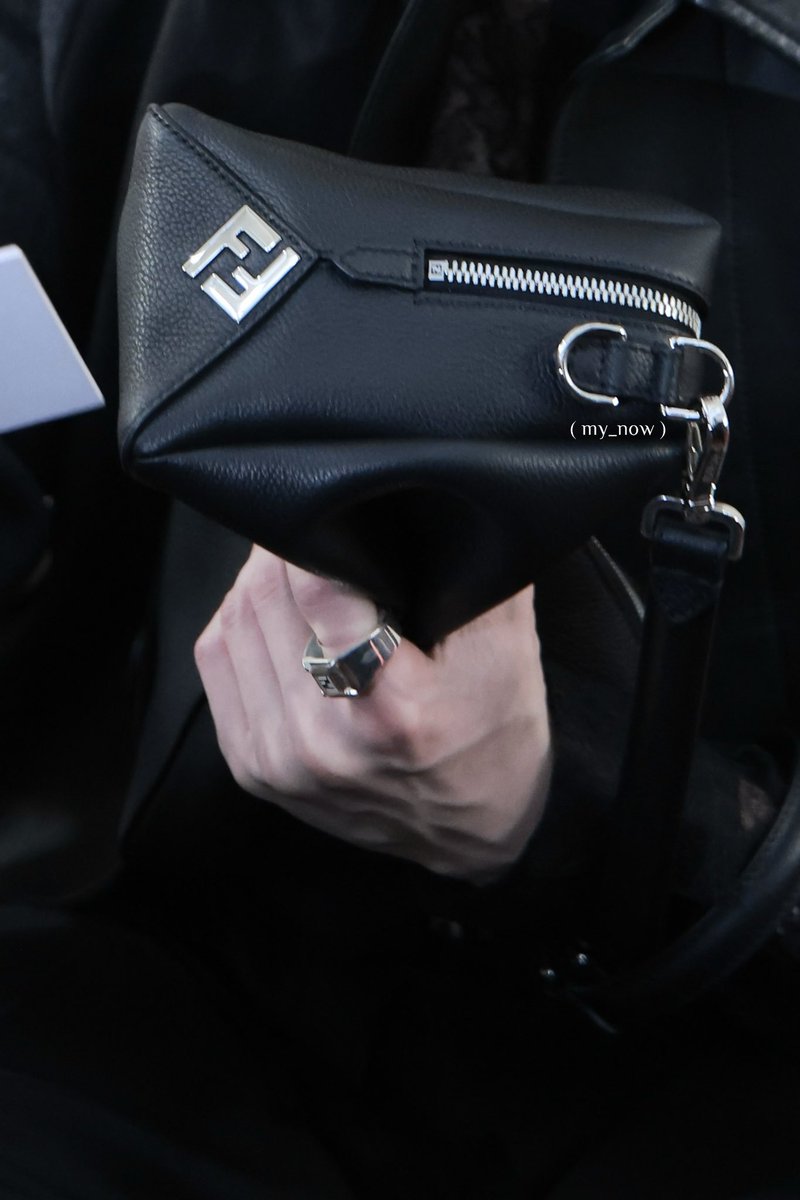 Fendi for sure🙂‍↕️

#StrayKids #스트레이키즈
#BangChan #방찬