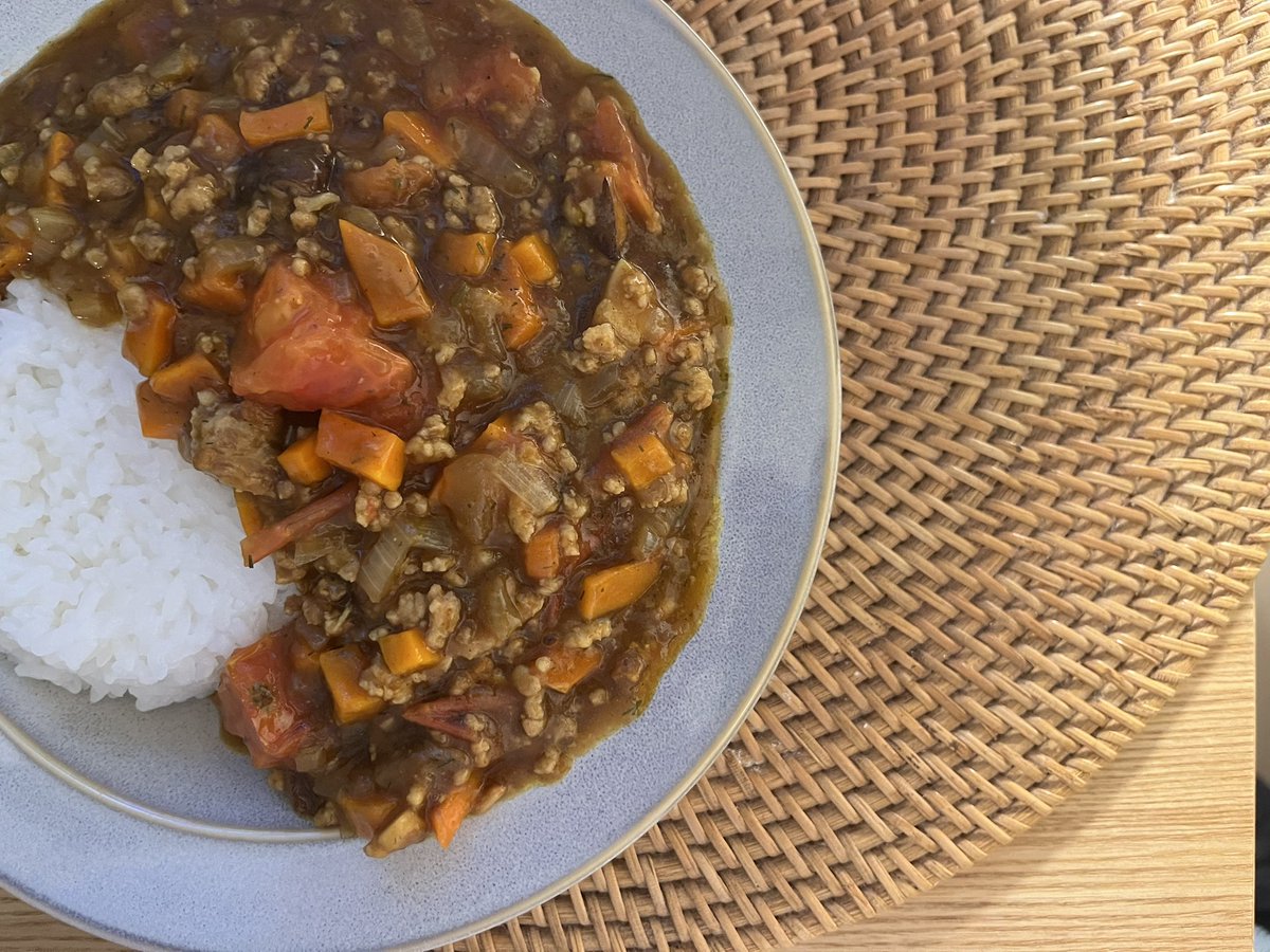 chimaki18's tweet photo. 麺とお米の一品料理しか食べてない私の食生活ですが、トマトに火を入れることにハマってます。ニラツナ和え麺みたいのを週に2〜3回は食べてます。 https://t.co/zKaN3alRWf