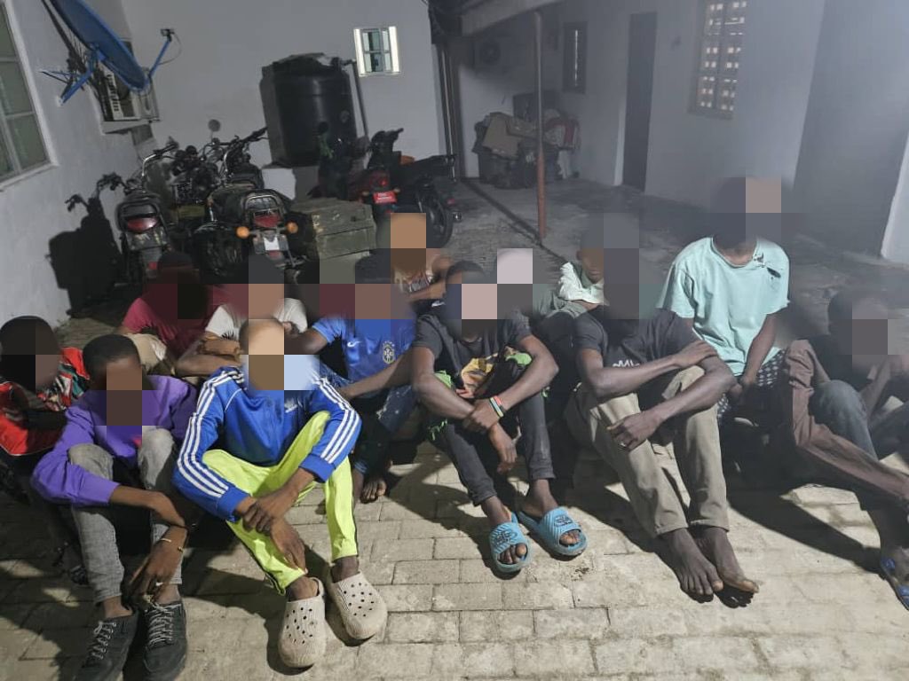 WISEWISDOM_2022's tweet image. PRESS RELEASE

FCT POLICE RESCUE 23 VICTIMS OF TRANSNATIONAL KIDNAPPING UNHURT.

…as 14 suspects were arrested.

In a major breakthrough against kidnapping and human trafficking, operatives of the FCT Police Command’s Scorpion Squad, have successfully arrested fourteen (14)…