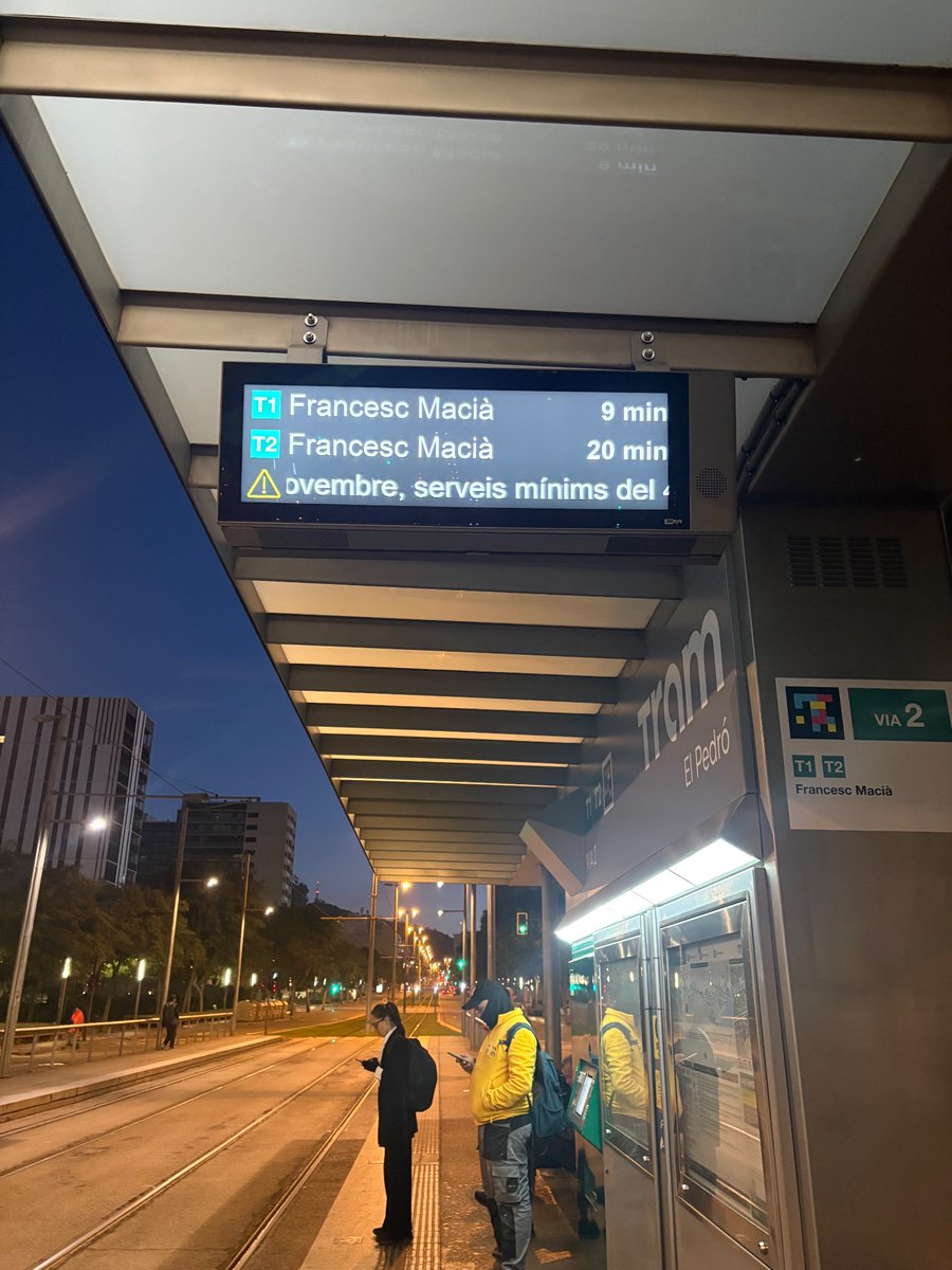 La bromita del dia entre un 20 y un 40 por ciento de servicios minimos, ahora acaba de pasar un tram que no efectua parada y sin viajeros, esto un final de mes no teneis verguenza … y espero que yo como recibais mil quejas hoy <a href="/TRAM_Barcelona/">TRAM Barcelona</a>