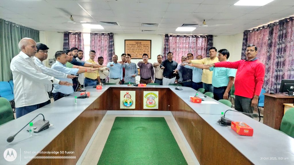 DeanScienceBHU's tweet image. सरदार वल्लभ भाई पटेल जी की 150वीं जयंती पर &quot;राष्ट्रीय एकता दिवस शपथ&quot; कार्यक्रम का आयोजन, आज प्रातः 11.00 बजे निदेशक कार्यालय, विज्ञान संस्थान, काशी हिन्दू विश्वविद्यालय में किया गया, जिसमें निदेशक कार्यालय के सभी अधिकारी एवं कर्मचारी सम्मिलित हुए।