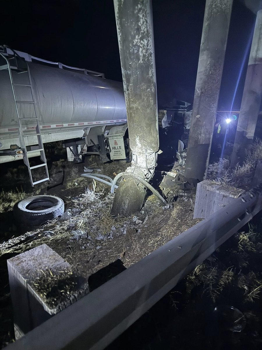 ToddKunzTV's tweet photo. A major closure on I-15 in both directions south of Blackfoot, #Idaho due to a tanker truck accident. All lanes are closed from Exit 93 to Exit 89 as of 10:49pm Thurs. Traffic is detoured using the business loop.
Photos @IdahoITD
#interstateclosure #Blackfoot #detour #idaho511 https://t.co/OTesftHPMN