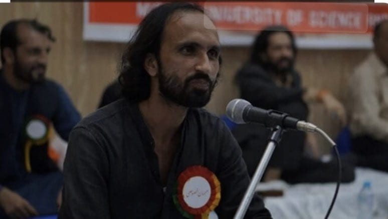 یہ مارتے ہیں بڑھکیں فوج کے خلاف
دہشتگردوں پر بولنے سے پھٹتی ہے انکی

جو بھی کرتا ہے دفاع ایسوں پھٹووں کا
زندگی بے غیرتی سے کٹتی ہے انکی

شاعر انقلاب