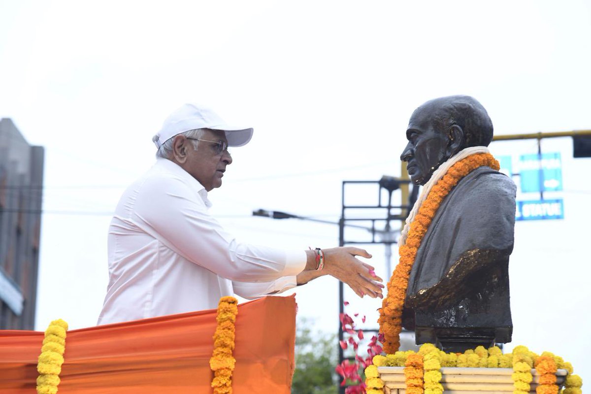 dp_amdavad's tweet photo. આજે લોહપુરુષ શ્રી સરદાર વલ્લભભાઈ પટેલની જન્મજયંતિ નિમિત્તે માન. મુખ્યમંત્રી શ્રી ભૂપેન્દ્રભાઈ પટેલના વરદ્હસ્તે અમદાવાદ મ્યુનિસિપલ કોર્પોરેશન દ્વારા આયોજિત ‘સરદાર @ 150 – યુનિટી માર્ચ’નો નારણપુરા ખાતે આવેલ સરદાર પટેલની પ્રતિમા પાસે ફ્લેગ-ઓફ દ્વારા શુભારંભ કરવામાં આવ્યો. 
#Runforunity 

@CMOGuj @infoahdgog @InfoGujarat @mopr_goi @GujDCoffice
