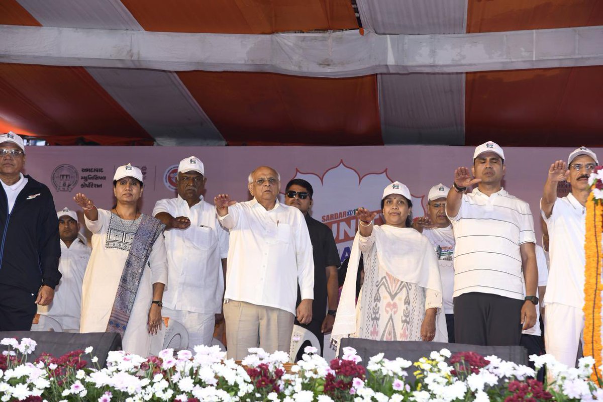 dp_amdavad's tweet photo. આજે લોહપુરુષ શ્રી સરદાર વલ્લભભાઈ પટેલની જન્મજયંતિ નિમિત્તે માન. મુખ્યમંત્રી શ્રી ભૂપેન્દ્રભાઈ પટેલના વરદ્હસ્તે અમદાવાદ મ્યુનિસિપલ કોર્પોરેશન દ્વારા આયોજિત ‘સરદાર @ 150 – યુનિટી માર્ચ’નો નારણપુરા ખાતે આવેલ સરદાર પટેલની પ્રતિમા પાસે ફ્લેગ-ઓફ દ્વારા શુભારંભ કરવામાં આવ્યો. 
#Runforunity 

@CMOGuj @infoahdgog @InfoGujarat @mopr_goi @GujDCoffice