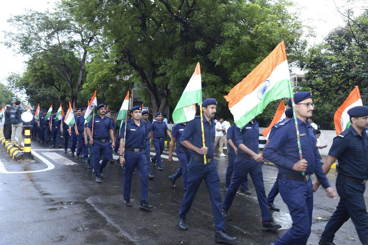 આજે લોહપુરુષ શ્રી સરદાર વલ્લભભાઈ પટેલની જન્મજયંતિ નિમિત્તે માન. મુખ્યમંત્રી શ્રી ભૂપેન્દ્રભાઈ પટેલના વરદ્હસ્તે અમદાવાદ મ્યુનિસિપલ કોર્પોરેશન દ્વારા આયોજિત ‘સરદાર @ 150 – યુનિટી માર્ચ’નો નારણપુરા ખાતે આવેલ સરદાર પટેલની પ્રતિમા પાસે ફ્લેગ-ઓફ દ્વારા શુભારંભ કરવામાં આવ્યો.