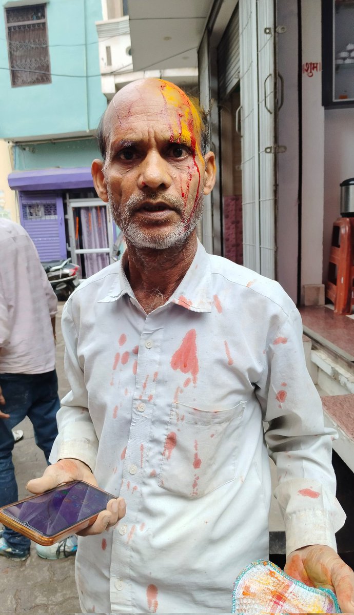 allthings0007's tweet photo. @Uppolice कानून को धता बताकर घर जाकर पिता पुत्र पर किया जानलेवा हमला पिता का सर इट से फाड़ डाला व पुत्र को जमकर  पीटा महिलाओ तक को नहीं बक्शा

@etawahpolice कृपया संज्ञान ले भरथना थाना क्षेत्र कस्बे का मामला 

 @adgzonekanpur पीले अंगोंचे वाले धाकड़ को कानून का पाठ अवश्य पढाये https://t.co/pzcTOSsw25