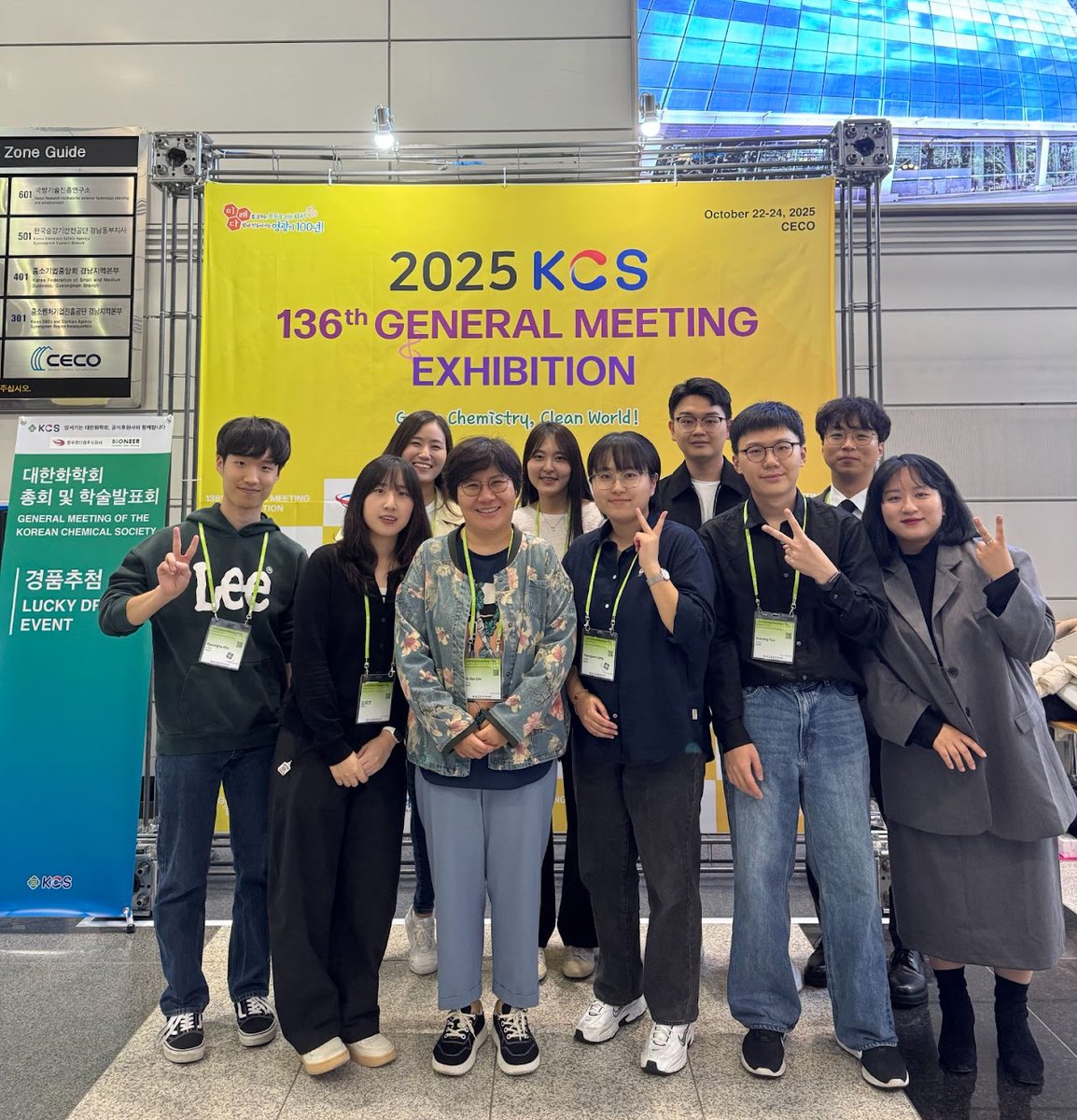 LimLab_KAIST's tweet photo. Lim Lab went to the KCS (Jimin K and Jeasang won the poster award!). https://t.co/k0XTKoudBN