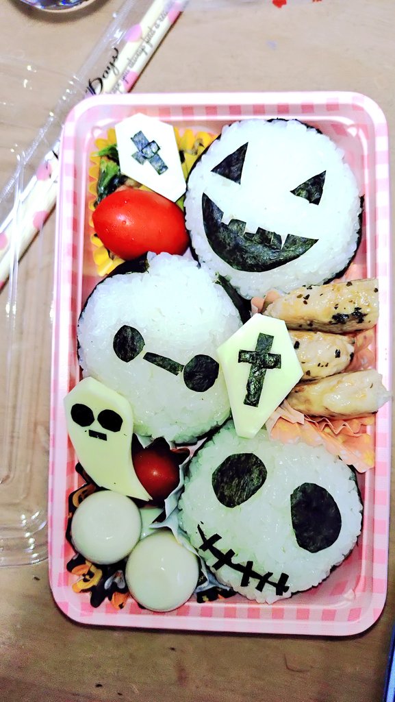 wxcks941's tweet photo. 28歳の娘に作ったハロウィン弁当見て〜😁
ちーずの棺桶で隠れてるけど野菜も申し訳程度に入ってるよw https://t.co/qWLVJwwkDc