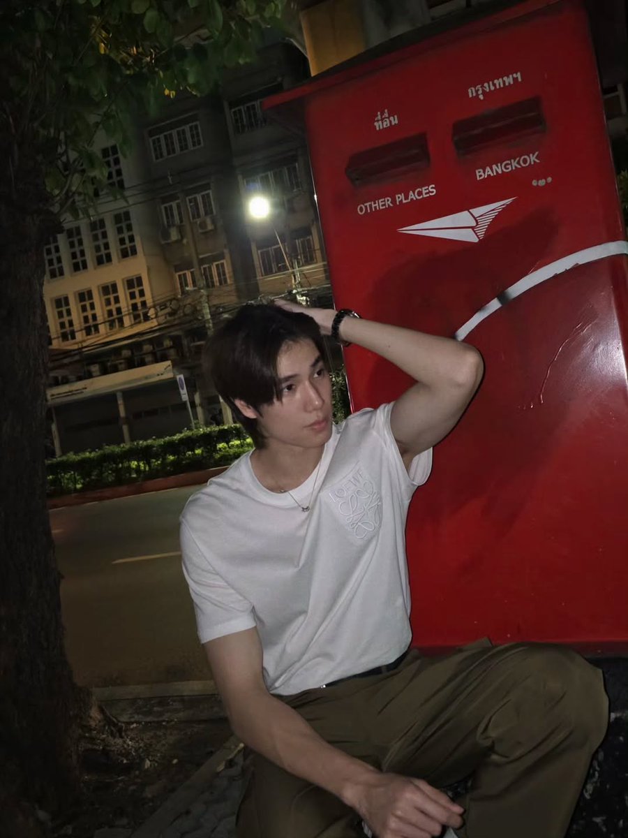 phuwinthang's tweet photo. Maybe the city looks softer when you see it through gentle eye, 𝘵𝘩𝘦 𝘬𝘪𝘯𝘥 𝘵𝘩𝘢𝘵 𝘤𝘢𝘳𝘳𝘺 𝘱𝘦𝘢𝘤𝘦 𝘦𝘷𝘦𝘯 𝘪𝘯 𝘵𝘩𝘦 𝘥𝘢𝘳𝘬. https://t.co/gxra2Bw6vW