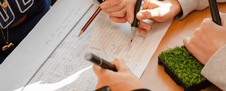 Pilot Pientere Schoolpleinen van start: leerlingen onderzoeken de waarde van groenblauwe pleinen: Met het plaatsen van de eerste sensoren op het schoolplein van het OLV Lyceum in Breda is donderdag de pilot Pientere Schoolpleinen officieel gestart.… dlvr.it/TNzjT8