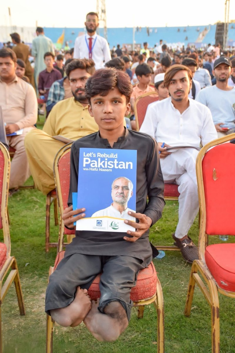 ایک معزور بچہ جو دونوں ٹانگوں سے مفلوج ہے بنو قابل ٹسٹ کے لیے گراونڈ میں موجود الحمد للہ نئے امید بنو قابل پروگرام
#BanoQabil