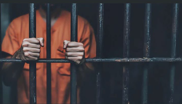 మంచిర్యాల టౌన్ పోలీస్ స్టేషన్ పరిధిలో 🚨 ద్విచక్రవాహనం చోరీ కేసులో మంచిర్యాల కోర్టు ద్విచక్రవాహనం చోరీ చేసిన ఆనంద్‌కుమార్‌ (కుమురం భీం జిల్లా) కు 6 నెలల జైలు శిక్ష విధించింది. కేసు విచారించిన జడ్జి కె.నిరోషా గురువారం తీర్పు ఇచ్చారు.