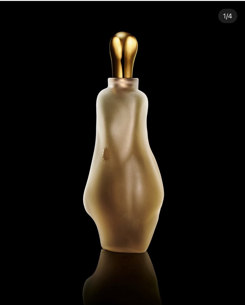 صباح الخير يا عشاق العطور 👋🏻

جديد أمواج يصلح لعشاق Purpose 50
عطر مركز اسمه Royal Drop من Purpose 50 يعني هو ناقص 😄🤦🏻‍♂️
العطر مركز بدرجة عالية جدًا ويحتوي على كحول تم تنقيعه لمدة 6 أشهر داخل براميل مصنوعة خصيصًا من خشب السنديان زجاجة Royal Drop بسعة لتر 
ومتوفرة حصريا في Harrods