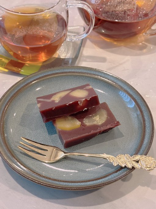 つきのおまめ先生からとらやの羊羹をいただきました🙌優しい甘みでおいしい…🥹♡原稿頑張ります! 