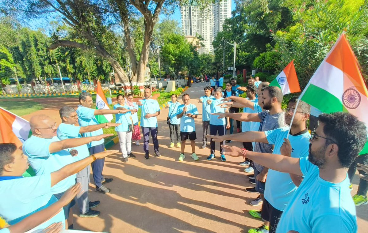 rpfswrsbc's tweet photo. Bengaluru Divn celebrated #NationalUnityDay by organizing a Unity Run at Rly Ground Bengaluru
DRM/SBC, SrDSC/SBC, SC/SBC, ASC/SBC alongwith officers &amp; staff from various departments participated reaffirming the spirit of unity and togetherness @RPF_INDIA @SWRRLY @rpfswr @drmsbc https://t.co/sLL0JIMFDn