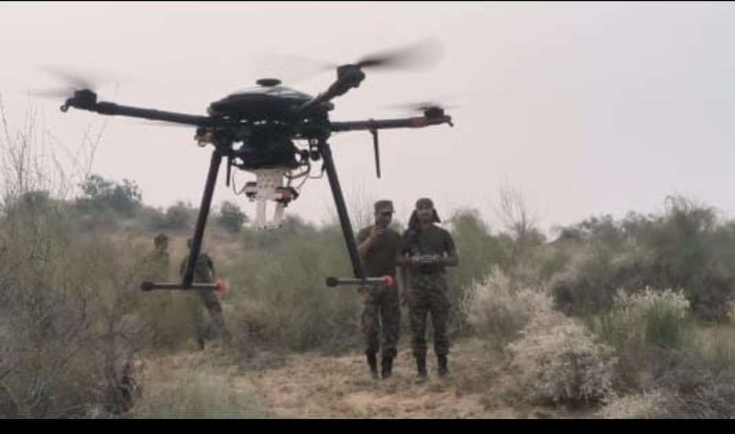 PRODefRjsthn's tweet photo. Exercise #SENTINELSTRIKE, integrated FIRE & MANOEUVRE EX witnessed by Lt Gen Manjinder Singh,#ArmyCdr
#SaptaShaktiCommand
at Mahajan Field Firing Ranges in Thar Desert #Rajasthan.He lauded the on ground synergy of various Combat & Combat Support Arms.
@SpokespersonMoD
@SWComd_IA https://t.co/RUpQxLhWVx
