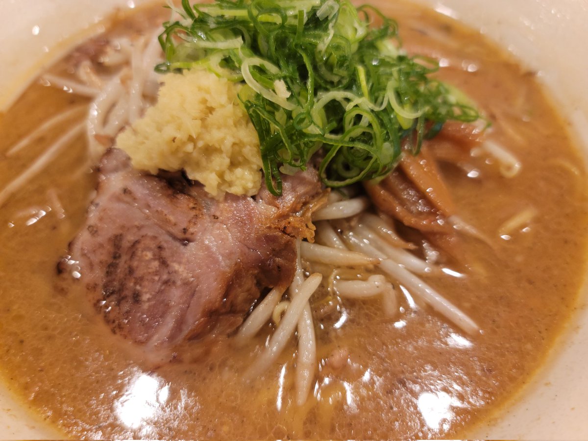303Ken44321's tweet photo. 札幌麺屋 美椿さん (JR発寒中央駅から徒歩7分)
味噌大盛り 炊き込みご飯
  
市内に数ある、すみれ系の味噌ラーメンの中でも変にアレンジなしで昔のすみれ🍜を思い起こすようなガツンとド直球な正統派😋

#ラーメン
#札幌 https://t.co/f2zyUffo2H