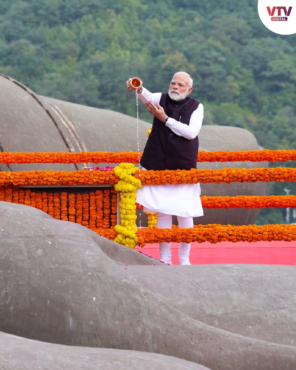 VtvGujarati's tweet photo. એકતા પરેડ: સરદાર પટેલની 150મી જન્મ જયંતી નિમિત્તે PM મોદીએ સ્ટેચ્યૂ ઓફ યુનિટી પર શ્રદ્ધાંજલિ અર્પી, જુઓ તસવીરો

#SardarPatelJayanti #RunForUnity #RashtriyaEktaDiwas #StatueOfUnity #PMModi #UnityParade #EktaParade #SuryakiranTeam #IndianAirForce #AirShow #IronManOfIndia #NationalUnityDay #Gujarat #Kevadiya #PrideOfIndia #TributeToSardarPatel #IndiaUnity #VTVDigital