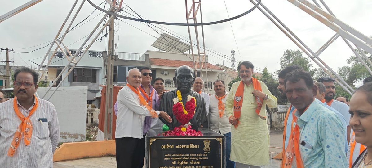 રાષ્ટ્રીય એકતા દિવસ

આજ રોજ રાષ્ટ્રીય એકતા દિવસ દેશની એકતા અને અખંડતાના ઘડવૈયા આધુનિક ભારતના શિલ્પીકાર મહાન સ્વતંત્ર સેનાની ભારત રત્ન લોહપુરૂષ શ્રી સરદાર વલ્લભભાઈ પટેલની 150 મી જન્મ જયંતિ પર બારેજા શહેરમા પુષ્પાંજલી કરી

#સરદાર #એક્તાદિવસ #લોહપુરૂષ #સરદારવલ્લભભાઈપટેલ