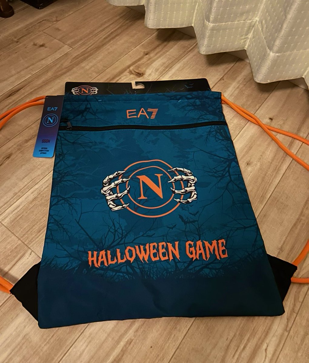 yoshi14djjs21's tweet photo. そそ、ハロウィン🎃仕様のナポリユニ来たよ😆
チャンピオンパッチ🇮🇹も指定しなかったけど標準装備だったのね👍🏻
ナップサック的やつもなかなかいい😆
ケビンは怪我しちゃったからこのユニを着る事はなくなったけど、それもまた思い出さ🥲
#sscnapoli
🩵#ForzaNapoliSempre
#GetWellSoonKevin https://t.co/EMDWiOSnJf