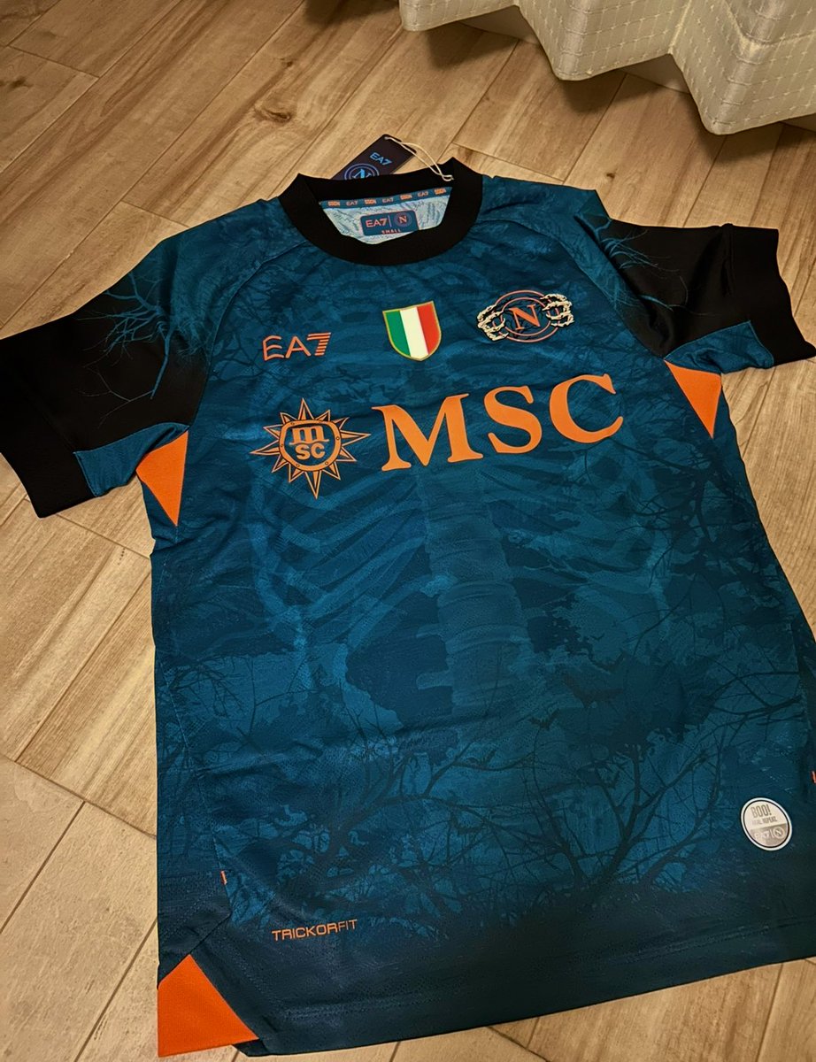 yoshi14djjs21's tweet photo. そそ、ハロウィン🎃仕様のナポリユニ来たよ😆
チャンピオンパッチ🇮🇹も指定しなかったけど標準装備だったのね👍🏻
ナップサック的やつもなかなかいい😆
ケビンは怪我しちゃったからこのユニを着る事はなくなったけど、それもまた思い出さ🥲
#sscnapoli
🩵#ForzaNapoliSempre
#GetWellSoonKevin https://t.co/EMDWiOSnJf