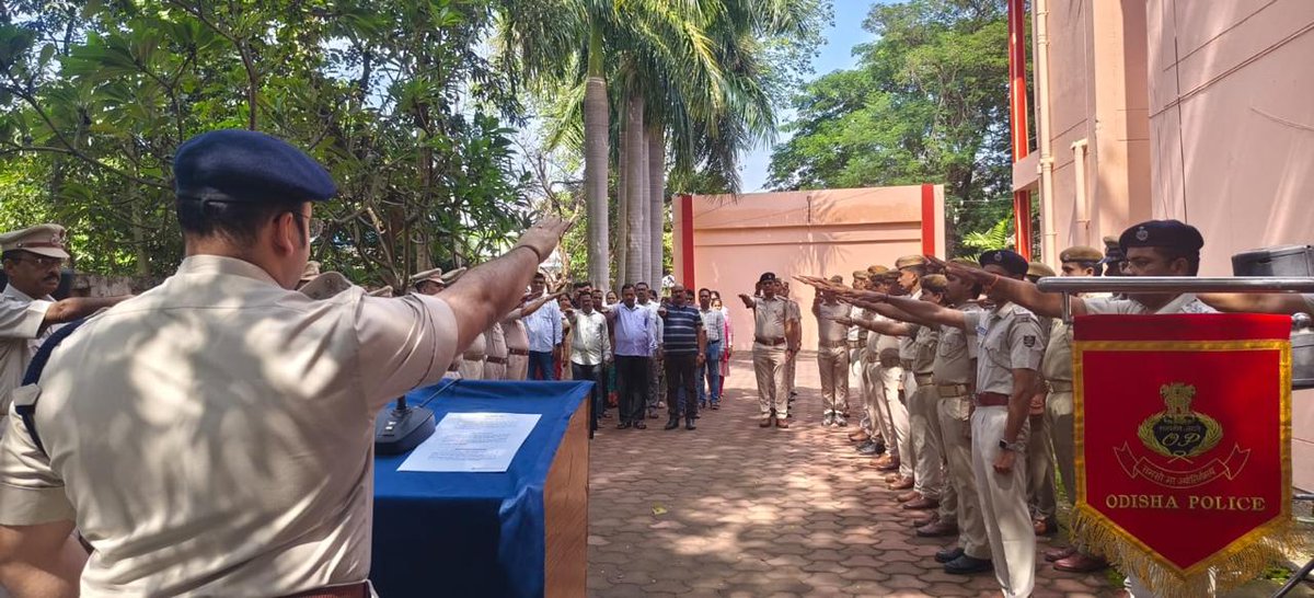 SP_Angul's tweet image. On the occasion of Rashtriya Ekta Diwas, SP Angul and all police personnel took the unity pledge, reaffirming their commitment to uphold the nation’s unity, integrity and security. 🇮🇳
#RashtriyaEktaDiwas #AngulPolice #NationalUnity
ରାଷ୍ଟ୍ରୀୟ ଏକତା ଦିବସ ଅବସରରେ, ଅନୁଗୁଳ ଆରକ୍ଷୀ…