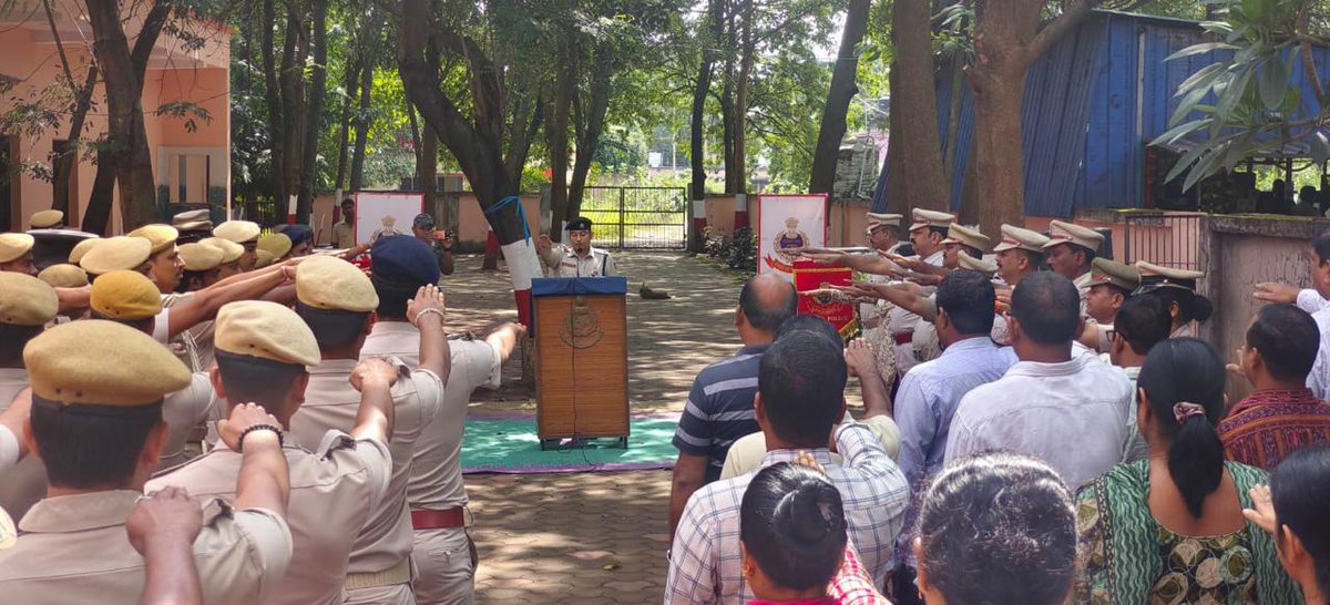 SP_Angul's tweet image. On the occasion of Rashtriya Ekta Diwas, SP Angul and all police personnel took the unity pledge, reaffirming their commitment to uphold the nation’s unity, integrity and security. 🇮🇳
#RashtriyaEktaDiwas #AngulPolice #NationalUnity
ରାଷ୍ଟ୍ରୀୟ ଏକତା ଦିବସ ଅବସରରେ, ଅନୁଗୁଳ ଆରକ୍ଷୀ…