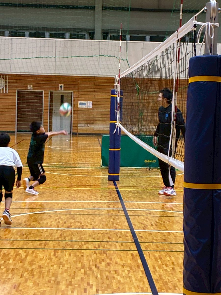 rubicks_iruma's tweet image. 昨日は夜練習🏐
六年2人と監督が中学チームの体験の為、ヘッドコーチが代行で指揮を👊
五年2人に上級生の意識が出てきたせいか声を張り上げてチームを鼓舞していました！これはかっこいいですな❤それを見た四年や三年にも伝統してほしいです👍️
そしてハッピーハロウィンでした🎃