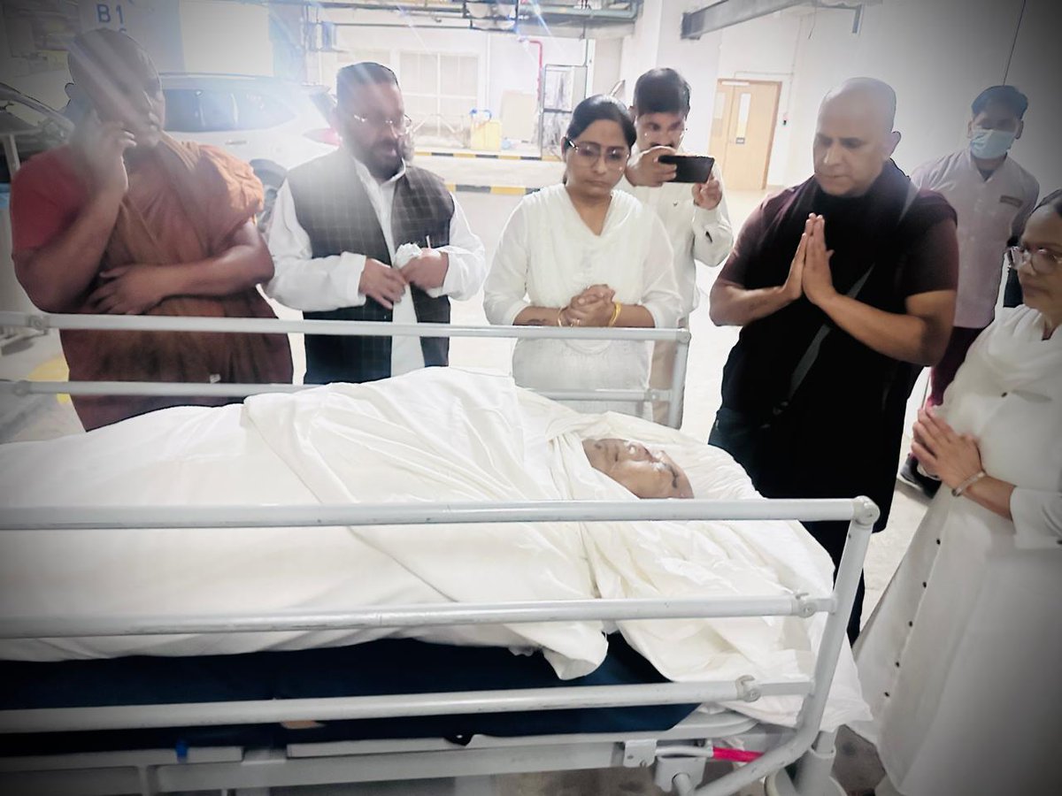 करुणा, मैत्री वंद्युत्व का संदेश देने वाले, बौद्ध धर्म के महान विद्वान बड़े गुरु जी "भदंत ज्ञानेश्वर महाथेरो"म्यांमार (वर्मा) बुद्ध विहार कुशीनगर एवं अध्यक्ष कुशीनगर भिक्षुसंघ, आज मेदांता हॉस्पिटल लखनऊ में परिनिर्वाण प्राप्त किये जहां पहुंचकर "बड़े गुरु जी" का अंतिम दर्शन व नमन