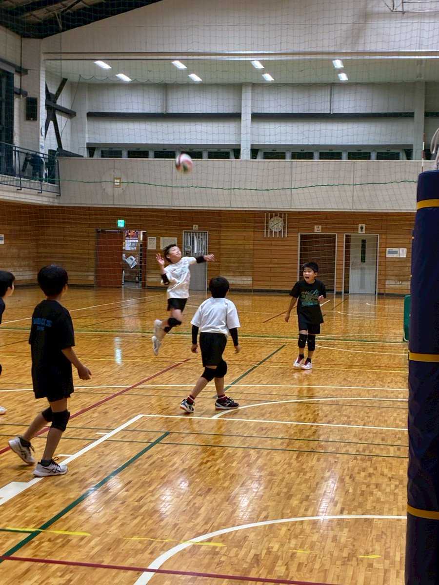 rubicks_iruma's tweet image. 昨日は夜練習🏐
六年2人と監督が中学チームの体験の為、ヘッドコーチが代行で指揮を👊
五年2人に上級生の意識が出てきたせいか声を張り上げてチームを鼓舞していました！これはかっこいいですな❤それを見た四年や三年にも伝統してほしいです👍️
そしてハッピーハロウィンでした🎃