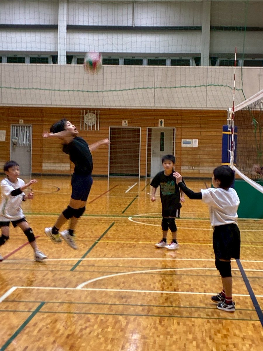 rubicks_iruma's tweet image. 昨日は夜練習🏐
六年2人と監督が中学チームの体験の為、ヘッドコーチが代行で指揮を👊
五年2人に上級生の意識が出てきたせいか声を張り上げてチームを鼓舞していました！これはかっこいいですな❤それを見た四年や三年にも伝統してほしいです👍️
そしてハッピーハロウィンでした🎃