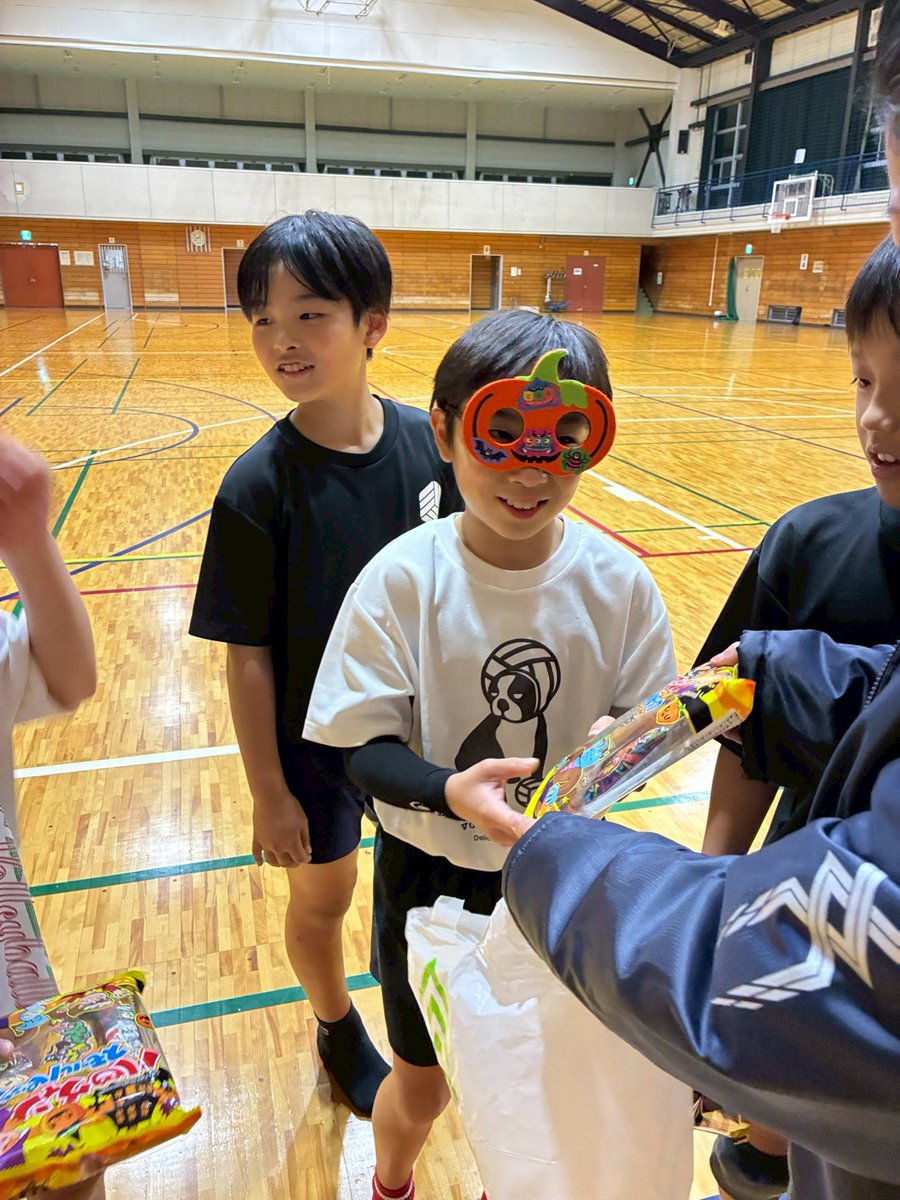 rubicks_iruma's tweet image. 昨日は夜練習🏐
六年2人と監督が中学チームの体験の為、ヘッドコーチが代行で指揮を👊
五年2人に上級生の意識が出てきたせいか声を張り上げてチームを鼓舞していました！これはかっこいいですな❤それを見た四年や三年にも伝統してほしいです👍️
そしてハッピーハロウィンでした🎃