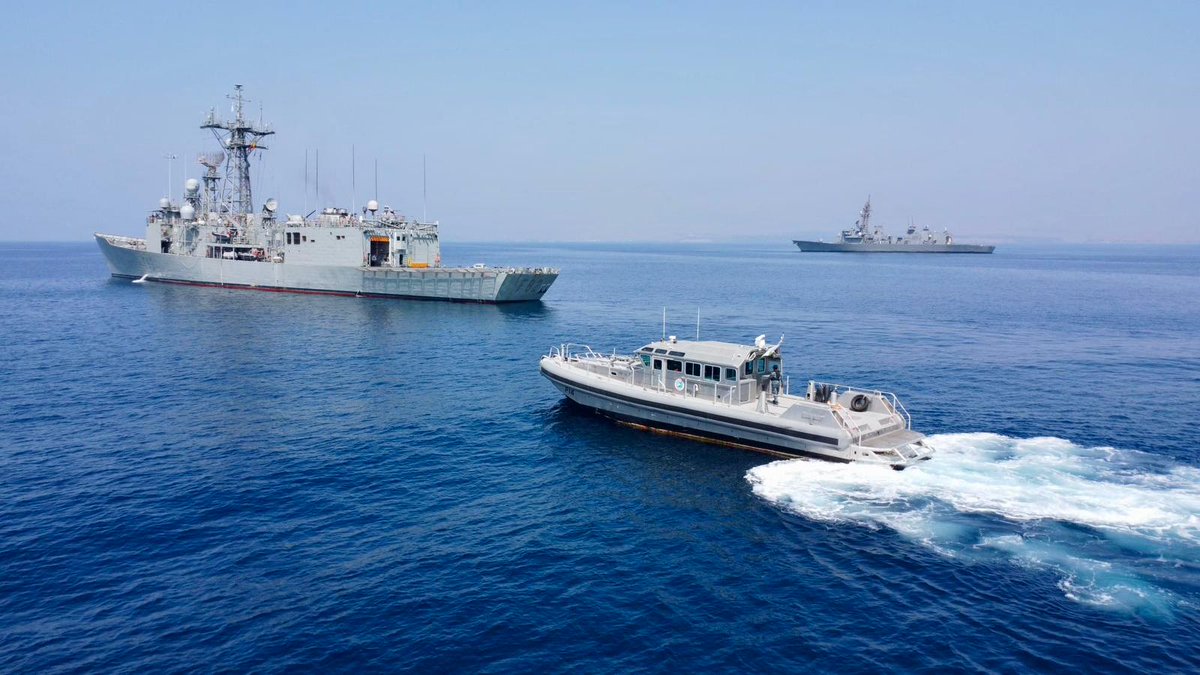 EMADmde's tweet photo. La #fragataVictoria y el #DATOrión, integrados en la operación #Atalanta, han participado en el ejercicio internacional DORALEH II. 
🚢El buque, junto a las marinas de Japón y Yibuti, ha realizado procedimientos contra piratería y de abordaje.
✈️Personal del Destacamento Aéreo Táctico Orión ha impartido conferencias sobre búsqueda y salvamento en el Centro Regional de Formación Marítima de Yibuti a personal de la Armada y Gendarmería de Yibuti y Somalia. #MOPS @Armada_esp  @EjercitoAire