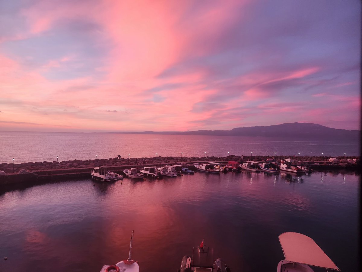 Gün doğumlarına olan hayranlığımı nasıl anlatmalı... Doğanın sessizliği candır. #AssosAntikLiman