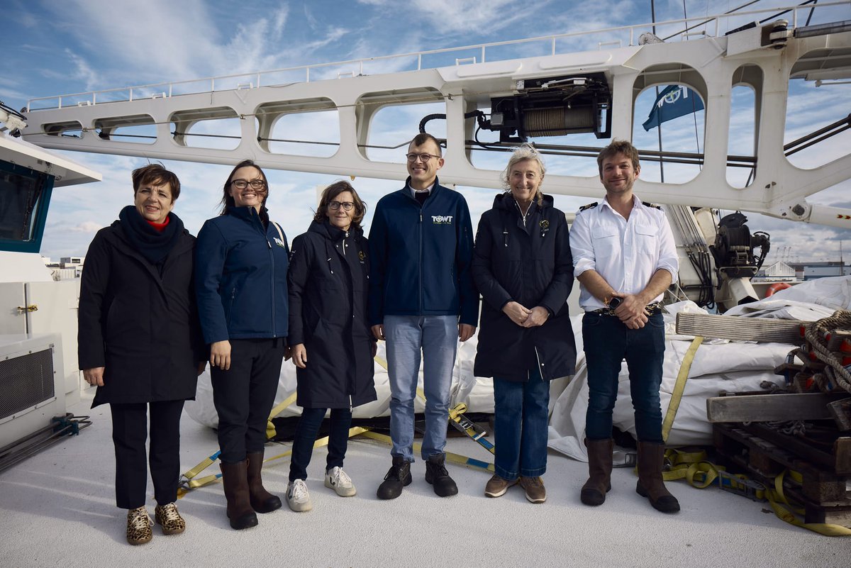 La ministre de la mer, sur #Artémis, n'oublie pas qu'elle est navigatrice !

Ce gréement qui nous permet d'atteindre un transport à 1,5gCO2/t.km, n'a presque plus de secret pour elle ! Dans le contexte politique actuel, on garde espoir avec la ministre du transport #àlavoile.