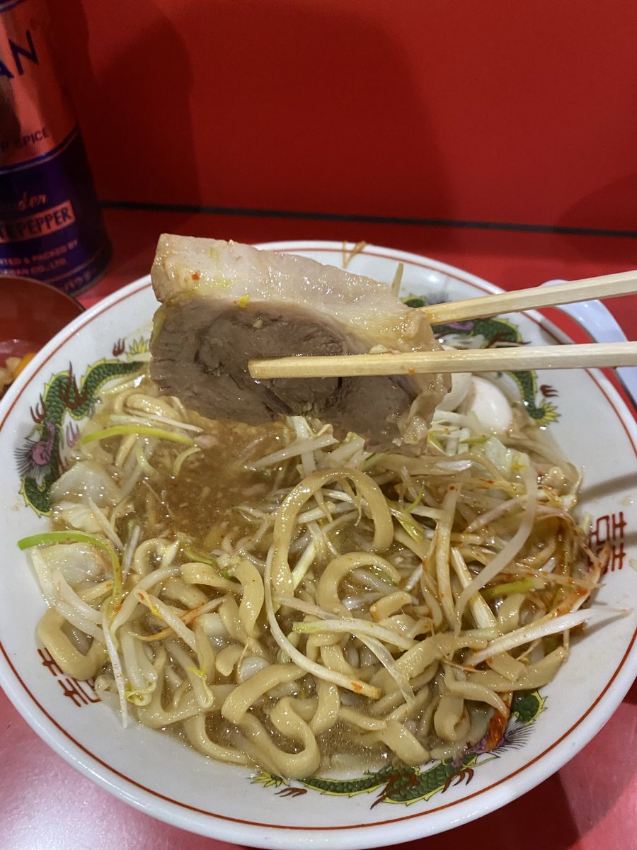 men13107's tweet photo. ラーメン二郎　　　@千葉店

小ラーメン　麺少なめ

うずら　ねぎ　生たまご

ヤサイマシ ニンニクマシ アブラマシマシ

すき焼き食い最高〜💪

#ラーメン　#ラーメン二郎
#うまーみん
#ラーメン好きな人と繋がりたい
#ラーメン二郎千葉店 https://t.co/aKrRUZxaaY